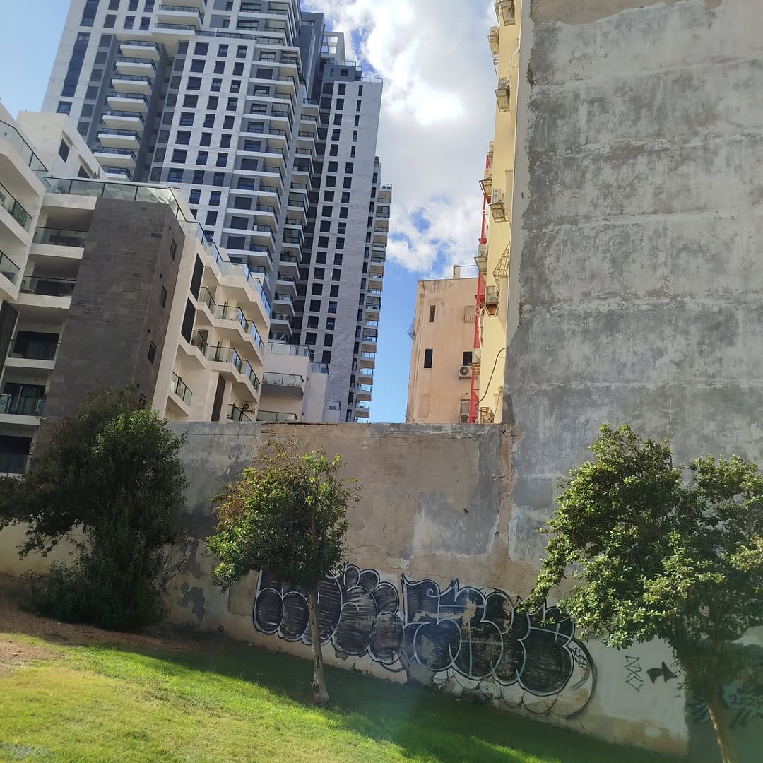 עבודת שיקום מבנים - צוות בשטח