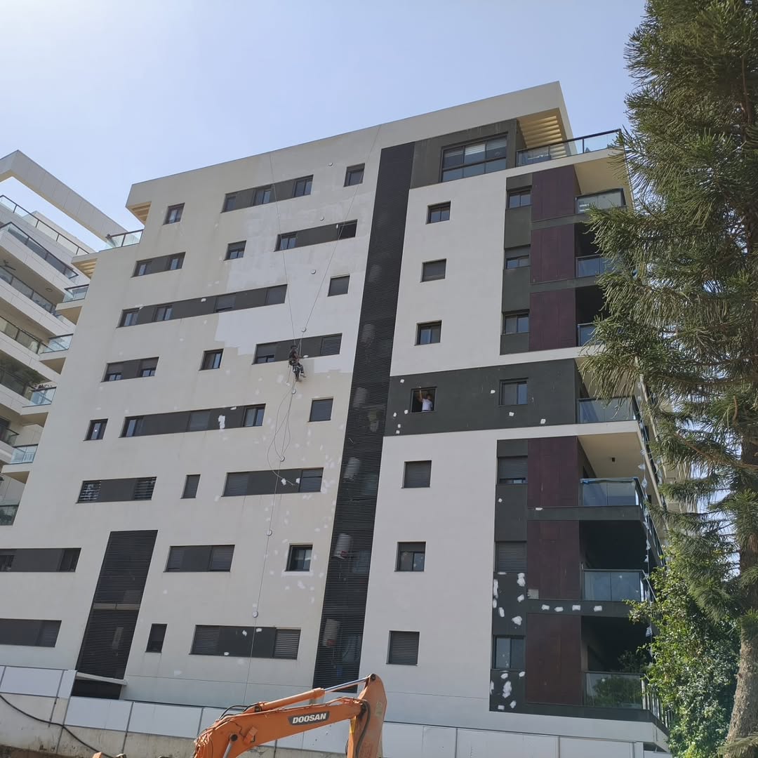 בניין שנפגע במלחמה לפני שיקום